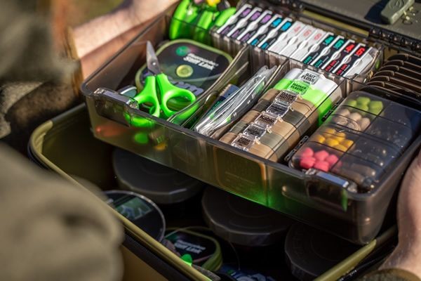 Korda Tackle Box mit Rig-Kleinteilen